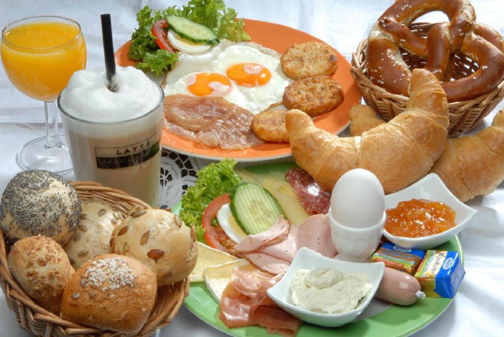 Budva inn_breakfast